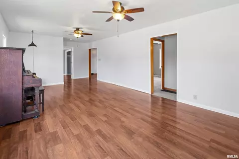 Living - 600 E Reeves St, Marion, IL 62959 photo 2 of 3