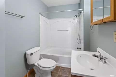 Bath - 600 E Reeves St, Marion, IL 62959 photo 1 of 1