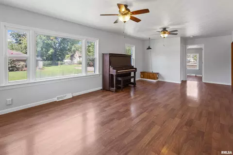 Living - 600 E Reeves St, Marion, IL 62959 photo 1 of 3