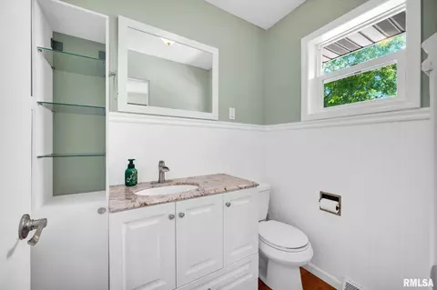 Bath - 909 Harmony Ln, Lacon, IL 61540 photo 2 of 5
