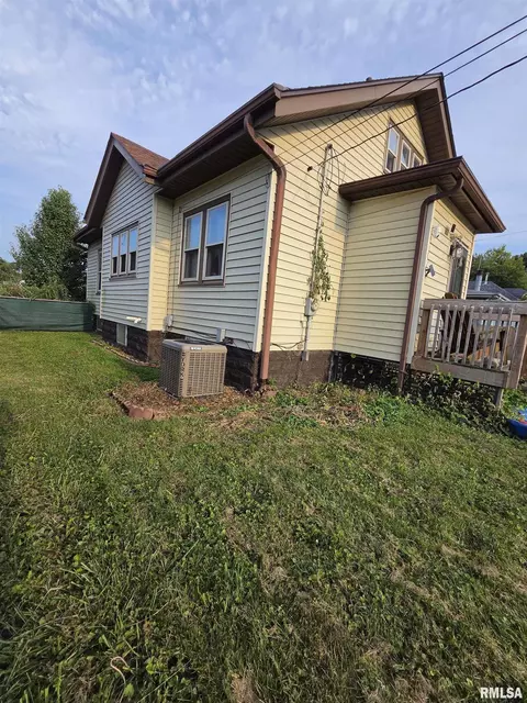Exterior - 411 41st St, Moline, IL 61265 photo 3 of 4