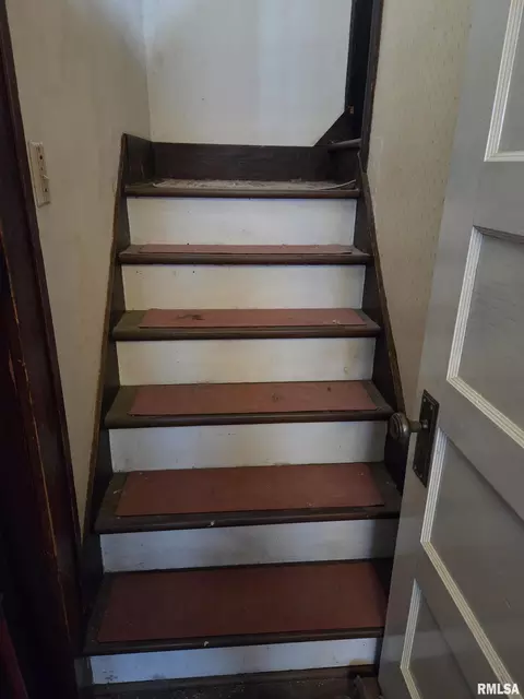 Entry Way - 411 41st St, Moline, IL 61265 photo 1 of 4
