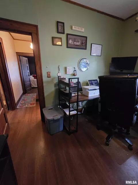 Entry Way - 411 41st St, Moline, IL 61265 photo 4 of 4