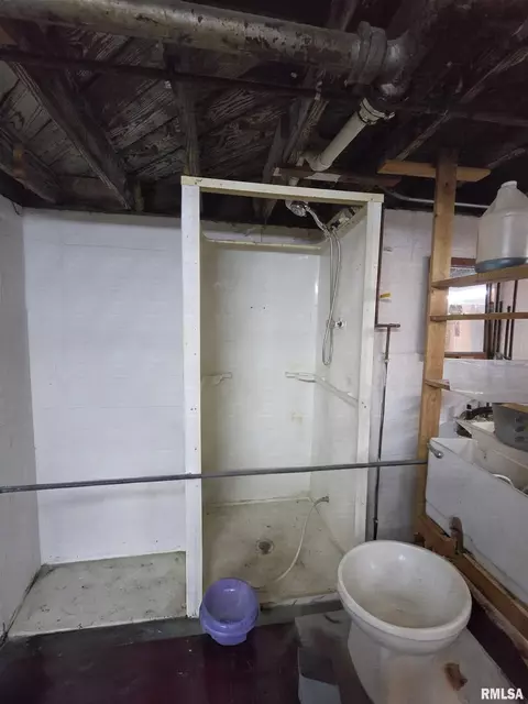 Bath - 411 41st St, Moline, IL 61265 photo 2 of 2