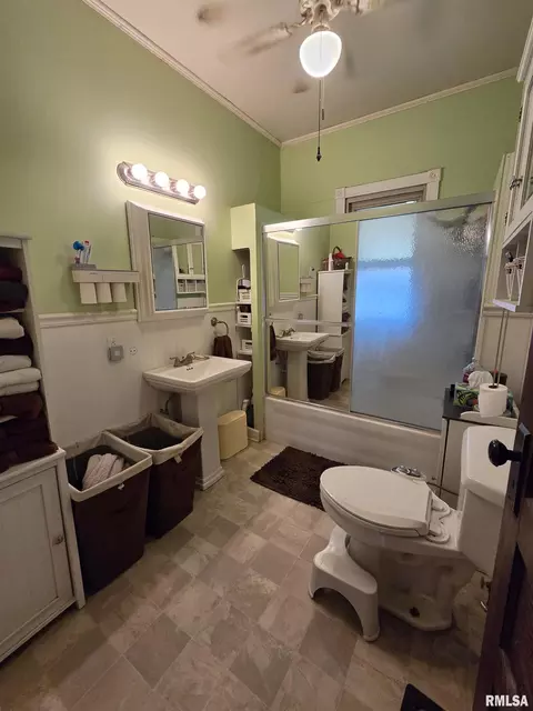 Bath - 411 41st St, Moline, IL 61265 photo 1 of 2
