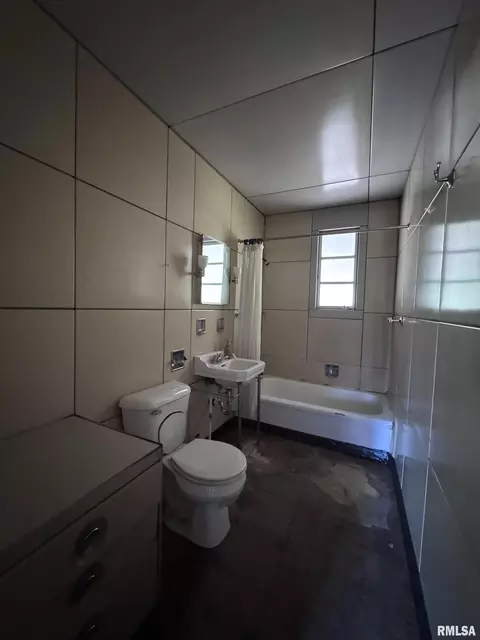 Bath - 217 Chandler Blvd, Macomb, IL 61455 photo 1 of 1