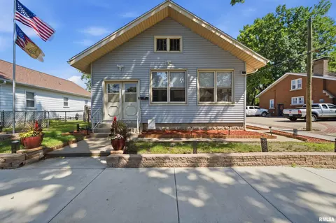 606 S 10th St, Pekin, IL 61554