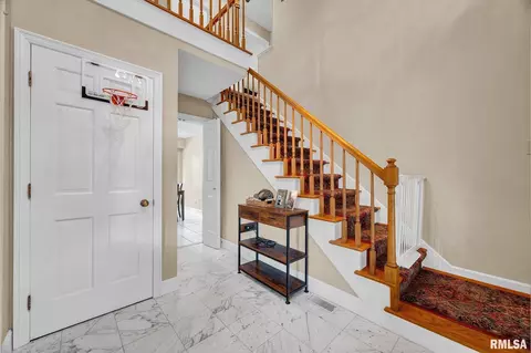 Entry Way - 131 E Morningside Dr, Peoria, IL 61614 photo 2 of 3