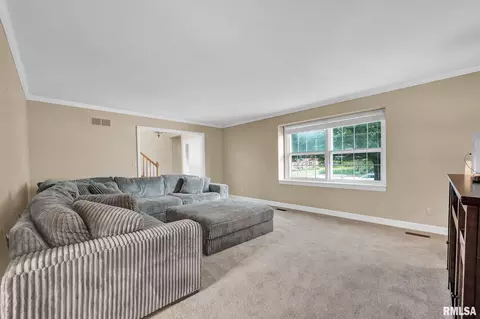 Living - 131 E Morningside Dr, Peoria, IL 61614 photo 2 of 4