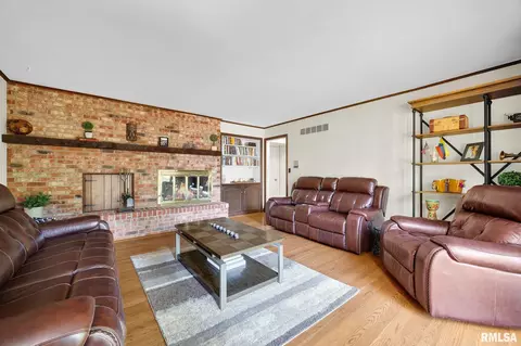 Living - 131 E Morningside Dr, Peoria, IL 61614 photo 4 of 4