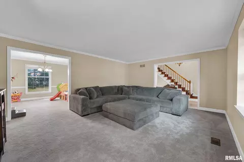 Living - 131 E Morningside Dr, Peoria, IL 61614 photo 1 of 4