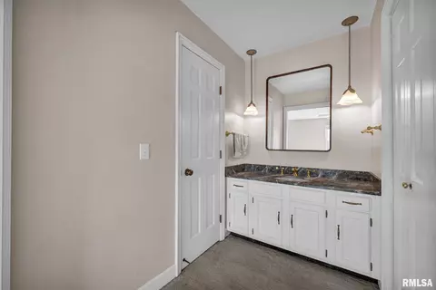 Bath - 131 E Morningside Dr, Peoria, IL 61614 photo 2 of 4