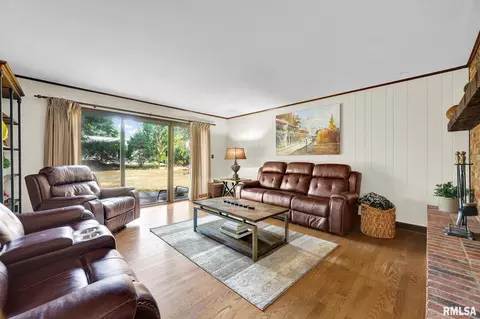 Living - 131 E Morningside Dr, Peoria, IL 61614 photo 3 of 4