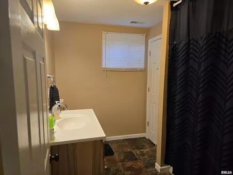 Bath - 15749 E Pawnee Dr, Cuba, IL 61427 photo 6 of 8