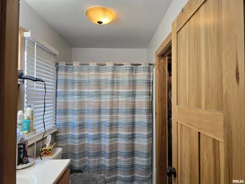 Bath - 15749 E Pawnee Dr, Cuba, IL 61427 photo 2 of 8