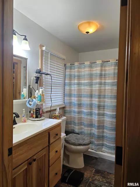 Bath - 15749 E Pawnee Dr, Cuba, IL 61427 photo 1 of 8
