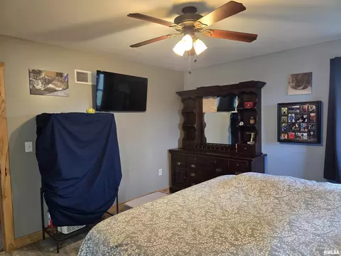 Bedroom - 15749 E Pawnee Dr, Cuba, IL 61427 photo 2 of 13