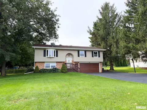 Exterior - 906 Lake Rd, Eureka, IL 61530 photo 3 of 11