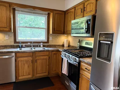 Kitchen - 906 Lake Rd, Eureka, IL 61530 photo 4 of 8