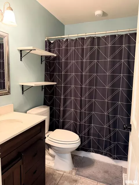 Bath - 906 Lake Rd, Eureka, IL 61530 photo 1 of 2