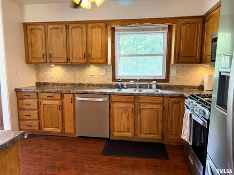 Kitchen - 906 Lake Rd, Eureka, IL 61530 photo 3 of 8