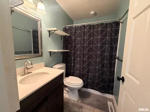 Bath - 906 Lake Rd, Eureka, IL 61530 photo 2 of 2