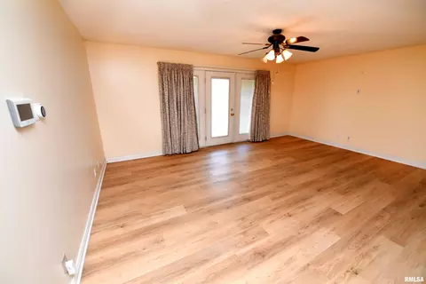 Living - 417 W Monroe St, Metamora, IL 61548 photo 2 of 7