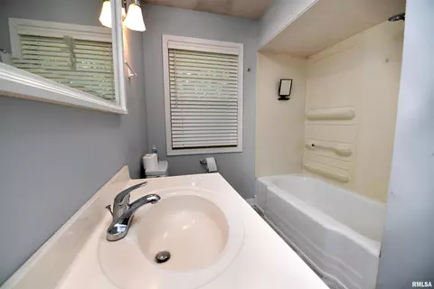 Bath - 417 W Monroe St, Metamora, IL 61548 photo 4 of 6