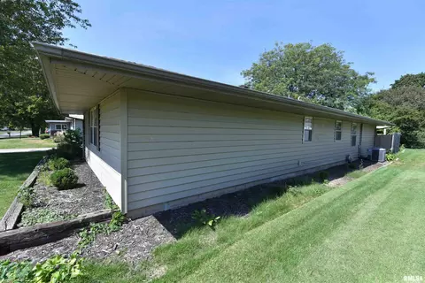 Exterior - 417 W Monroe St, Metamora, IL 61548 photo 6 of 24