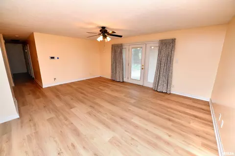 Living - 417 W Monroe St, Metamora, IL 61548 photo 6 of 7