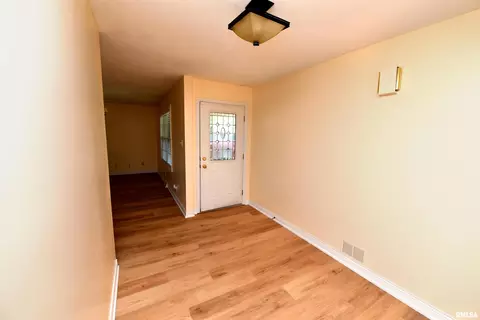 Entry Way - 417 W Monroe St, Metamora, IL 61548 photo 2 of 6