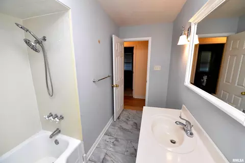 Bath - 417 W Monroe St, Metamora, IL 61548 photo 2 of 6