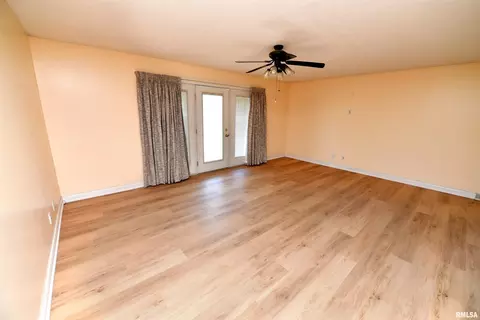 Living - 417 W Monroe St, Metamora, IL 61548 photo 1 of 7