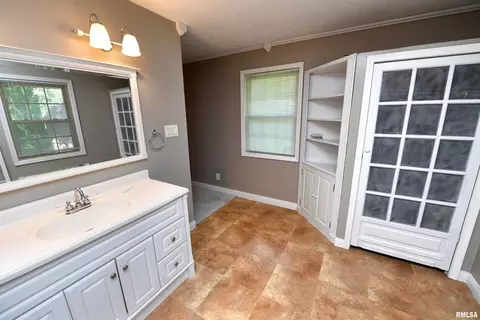 Bath - 417 W Monroe St, Metamora, IL 61548 photo 6 of 6