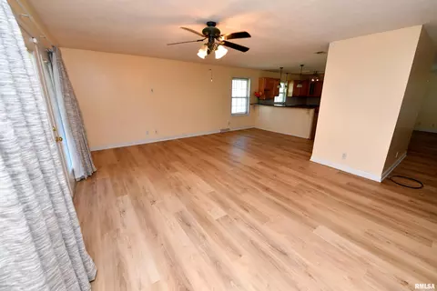 Living - 417 W Monroe St, Metamora, IL 61548 photo 5 of 7