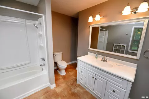 Bath - 417 W Monroe St, Metamora, IL 61548 photo 5 of 6
