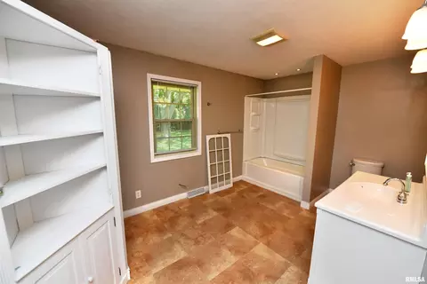 Bath - 417 W Monroe St, Metamora, IL 61548 photo 3 of 6