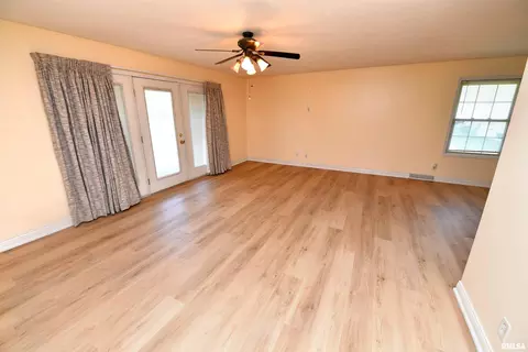 Living - 417 W Monroe St, Metamora, IL 61548 photo 3 of 7