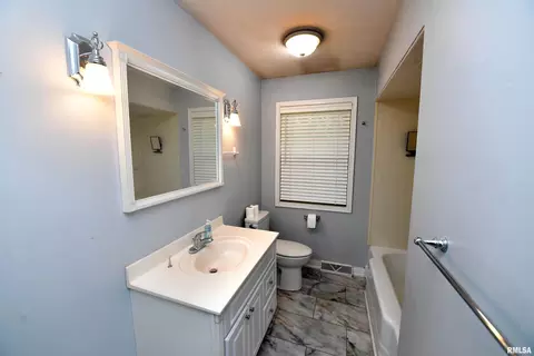 Bath - 417 W Monroe St, Metamora, IL 61548 photo 1 of 6