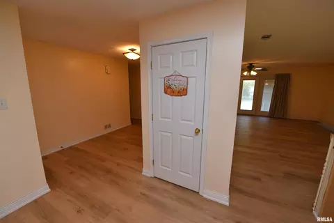 Entry Way - 417 W Monroe St, Metamora, IL 61548 photo 5 of 6