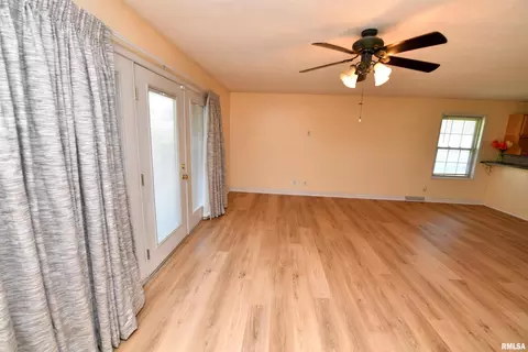 Living - 417 W Monroe St, Metamora, IL 61548 photo 4 of 7