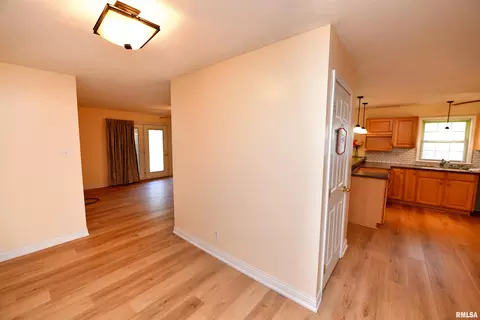 Entry Way - 417 W Monroe St, Metamora, IL 61548 photo 4 of 6