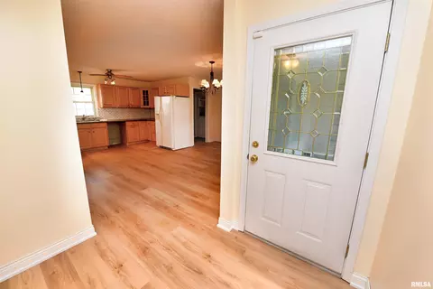 Entry Way - 417 W Monroe St, Metamora, IL 61548 photo 3 of 6