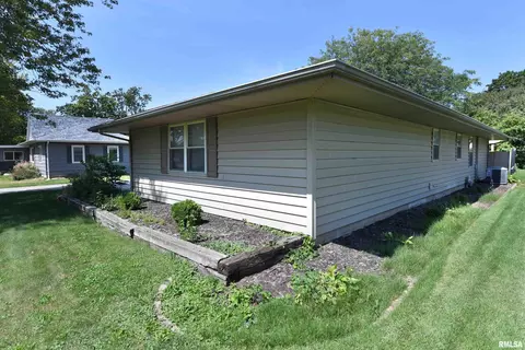 Exterior - 417 W Monroe St, Metamora, IL 61548 photo 5 of 24