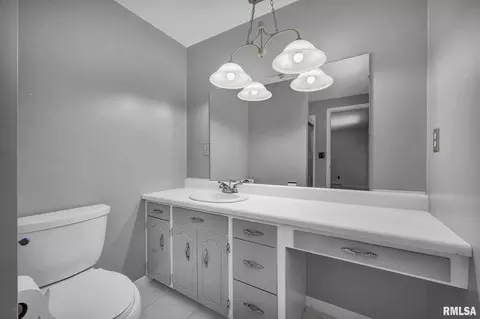 Bath - 217 E Lake Shore Dr, Edelstein, IL 61526 photo 2 of 4