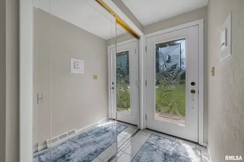Entry Way - 217 E Lake Shore Dr, Edelstein, IL 61526 photo 2 of 2