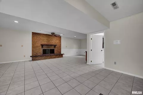 Living - 217 E Lake Shore Dr, Edelstein, IL 61526 photo 4 of 6
