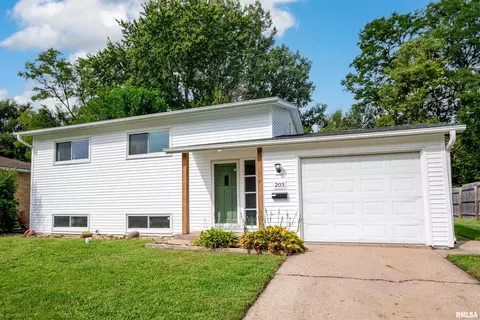 203 Arrow St, Pekin, IL 61554