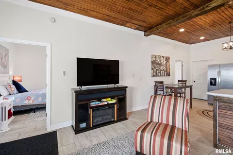 Living - 101 Ash St, Herrin, IL 62948 photo 4 of 6