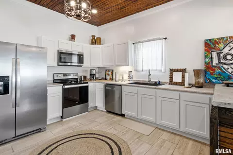 Kitchen - 101 Ash St, Herrin, IL 62948 photo 4 of 5